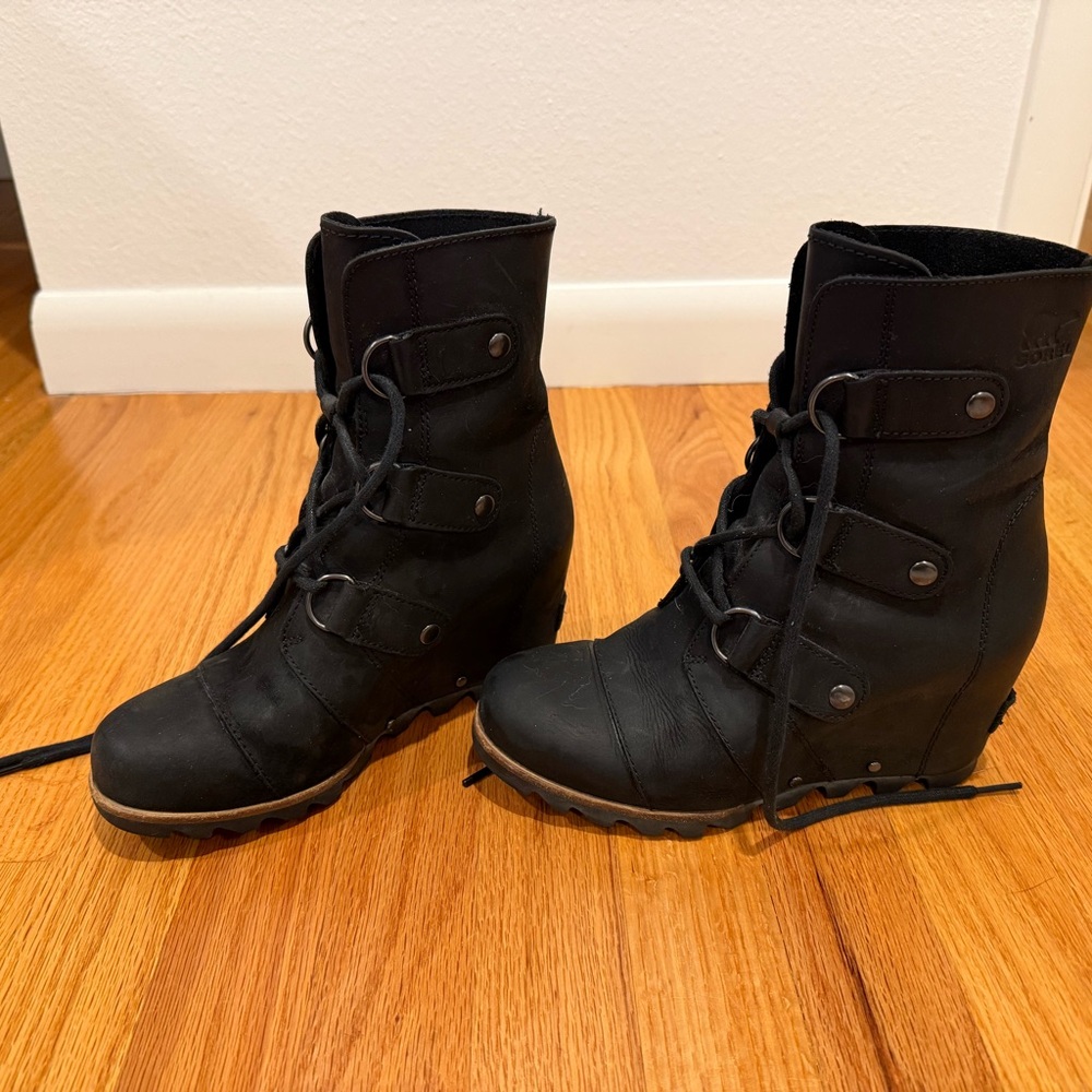 Black Sorel women’s size 5.5 wedge lace up wedge.